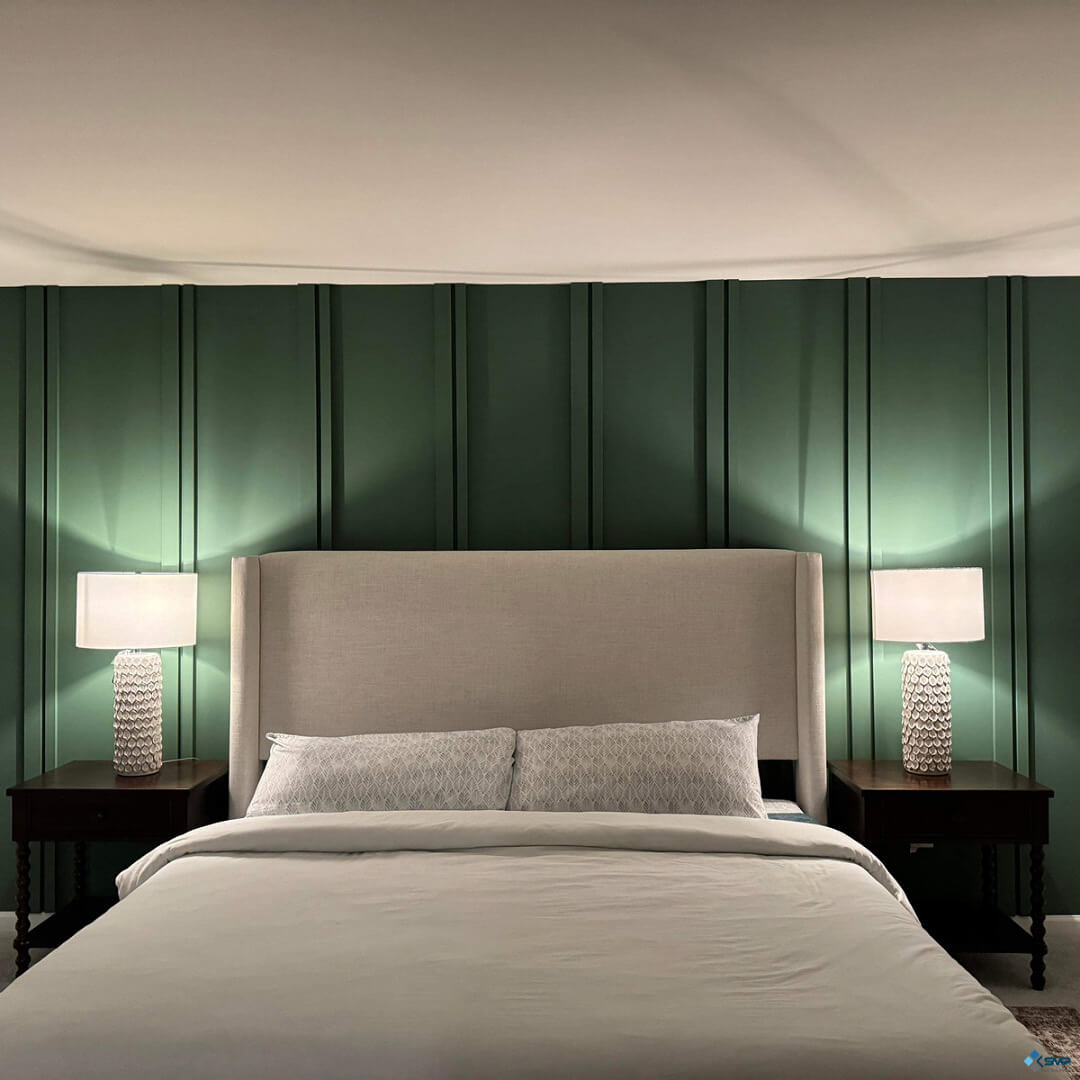 Wandverkleidung mit grüner Lamellenoptik hinter dem Bett – saubere Montage von Majetic Raum & Ausbau in Seeheim-Jugenheim