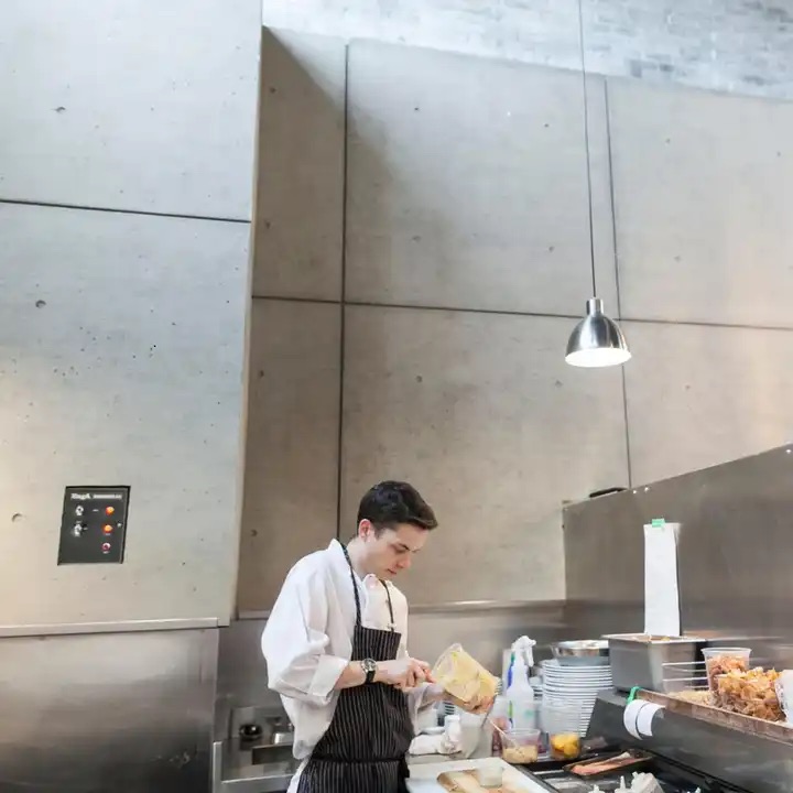 Gastronomiebereich mit modernem Beton-Look und funktionalem Ausbau