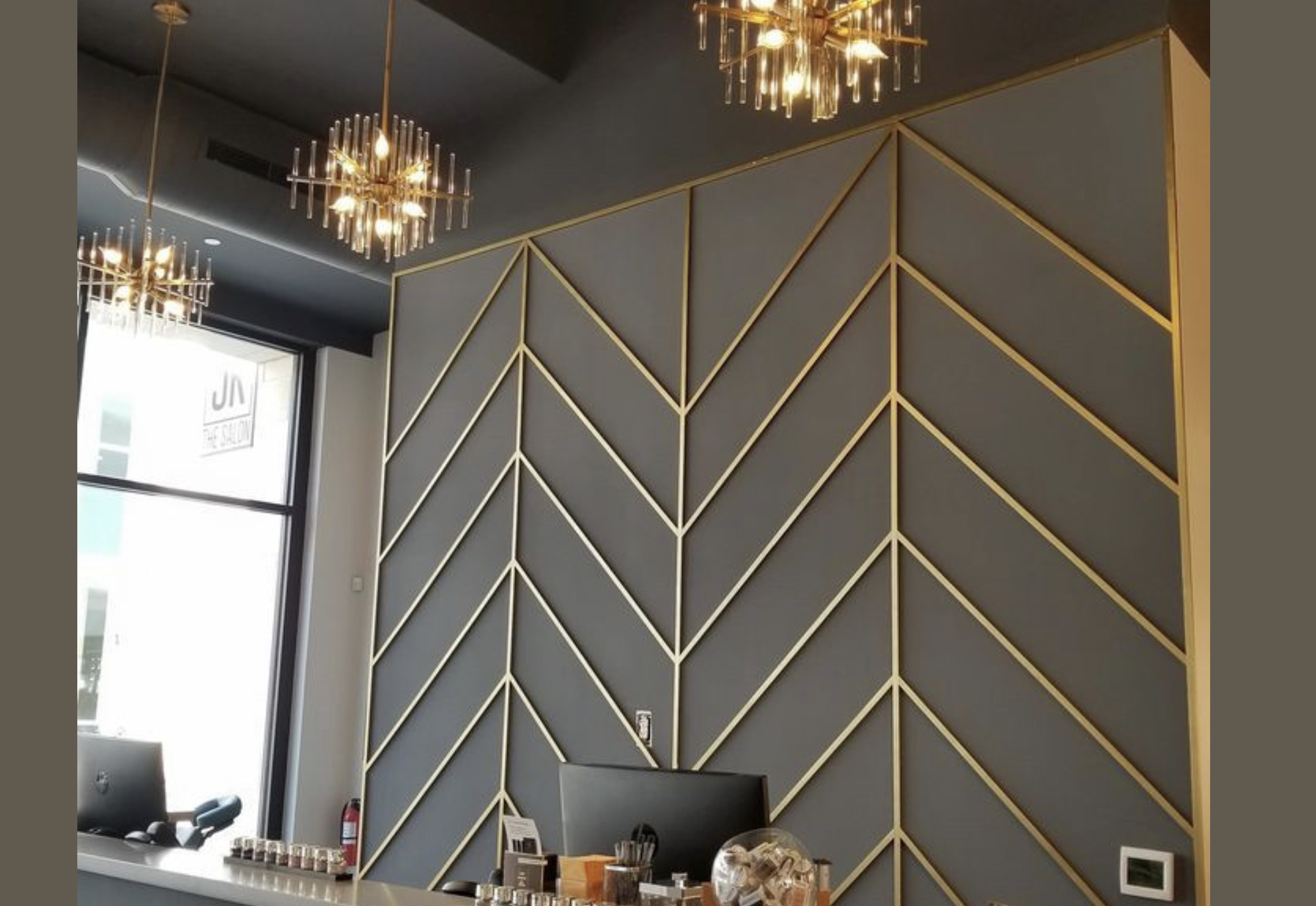 uxuriöse Chevron-Wand mit goldenen Akzenten im Empfangsbereich Seeheim Jugenheim
