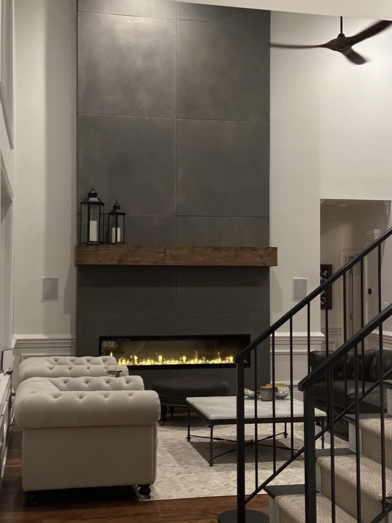 Moderne Kaminwand in Betonoptik mit Fernseher – gestaltet von Majetic Raum & Ausbau in Seeheim-Jugenheim