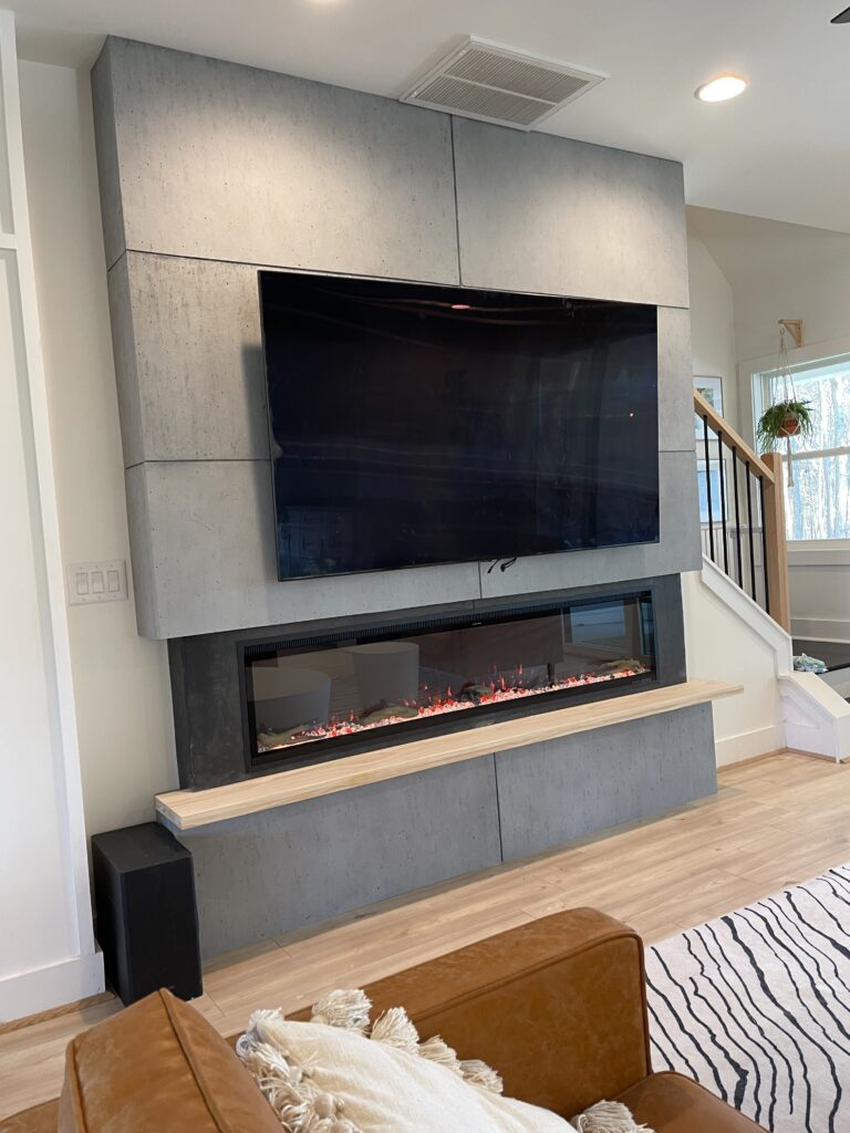Modern media wall with built-in electric fireplace and flush-mounted TV by Majetic Raum & Ausbau in Frankfurt