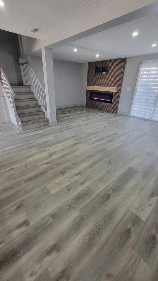 Hochwertiger Vinylboden in modernem Wohnbereich mit Treppe in Seeheim
