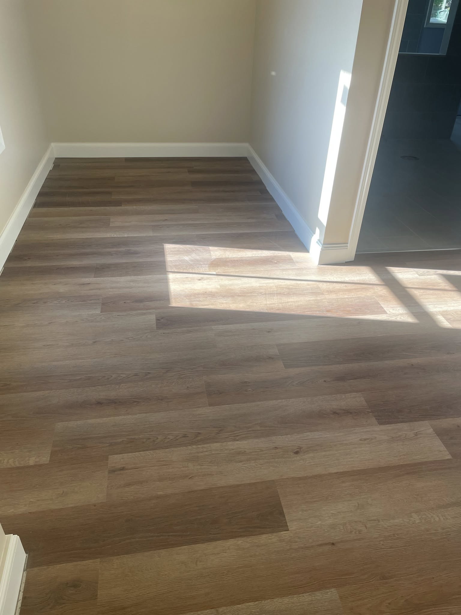 Kleiner Raum mit neue Vinylboden und natürlichem Lichteinfall in Seeheim