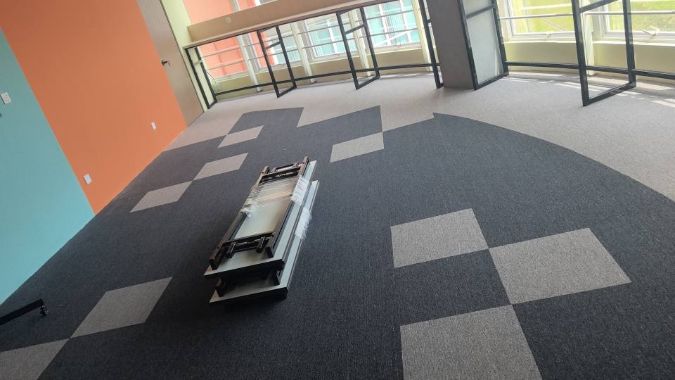 Bürofläche mit gemustertem Teppichboden in moderner Raumaufteilung