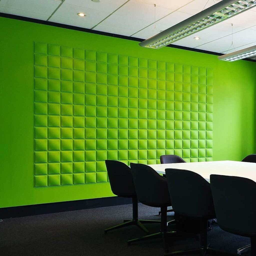 Moderne grüne Akzentwand mit 3D-Paneelen – kreatives Raumdesign von Majetic Raum & Ausbau in Darmstadt