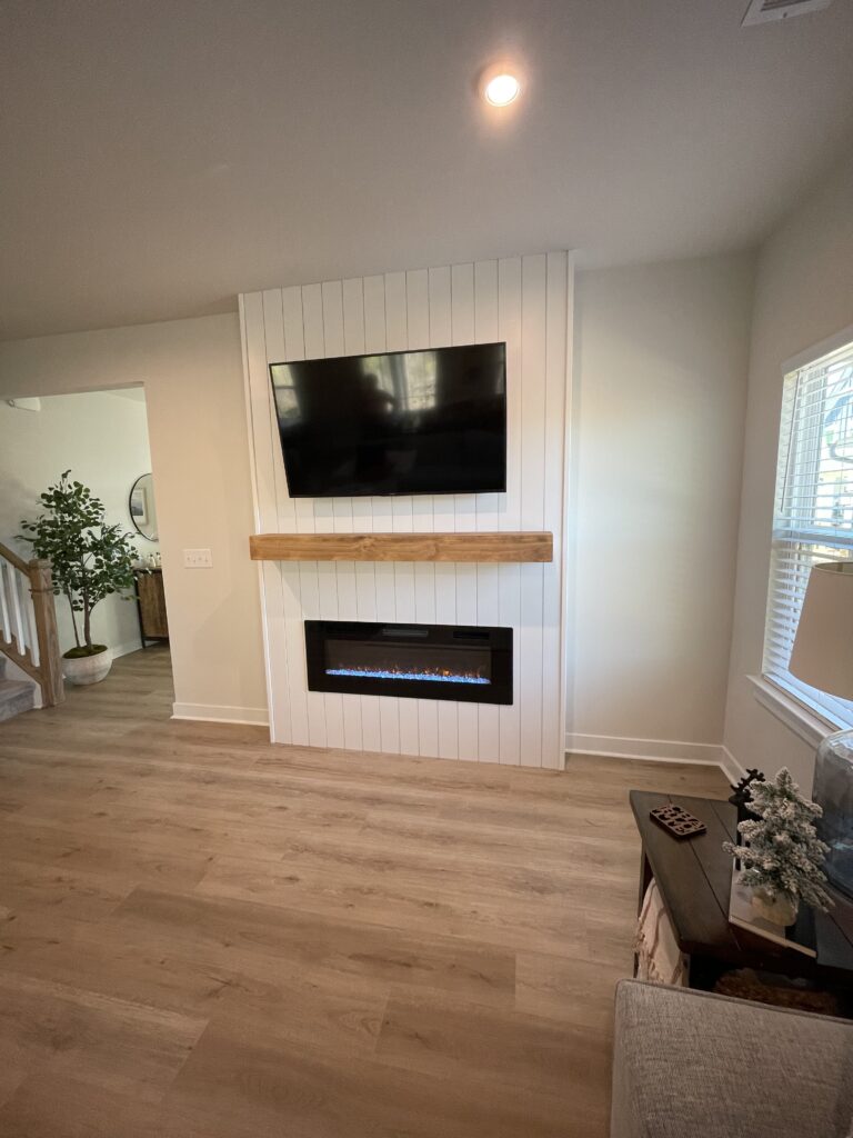 Kaminwand mit integriertem Fernseher und LED-Beleuchtung in Wohnzimmer in Seeheim