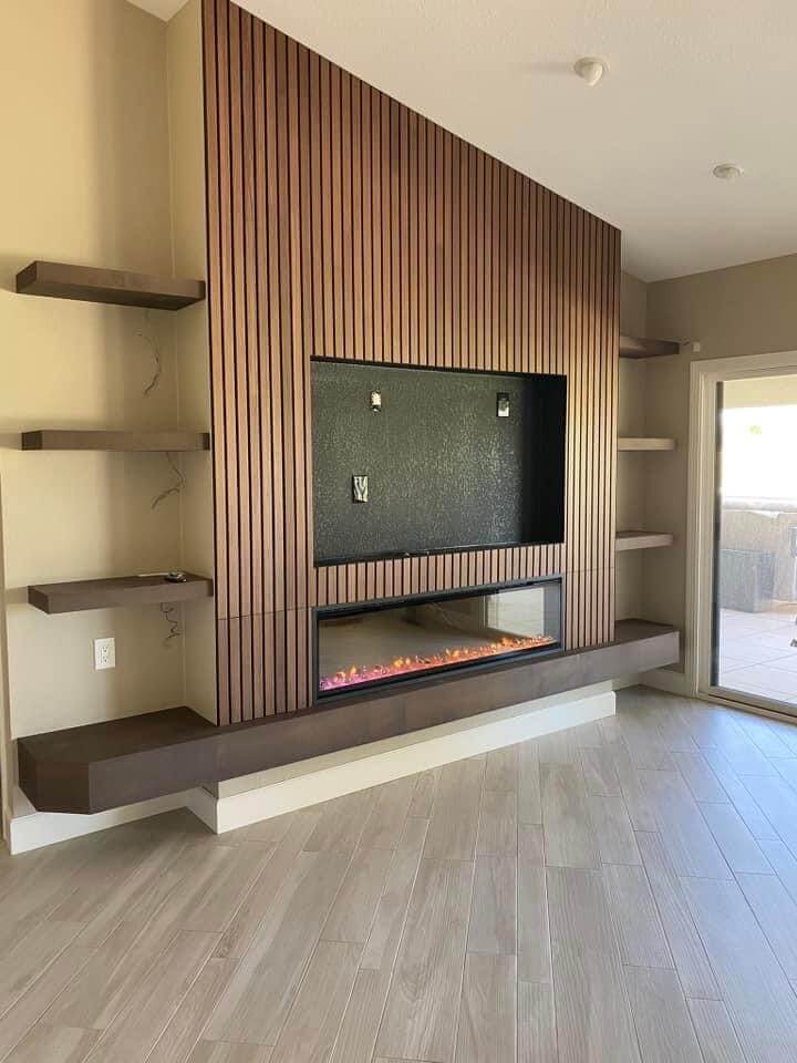 Moderner Elektrokamin mit TV-Wand und Holzverkleidung in Frankfurt