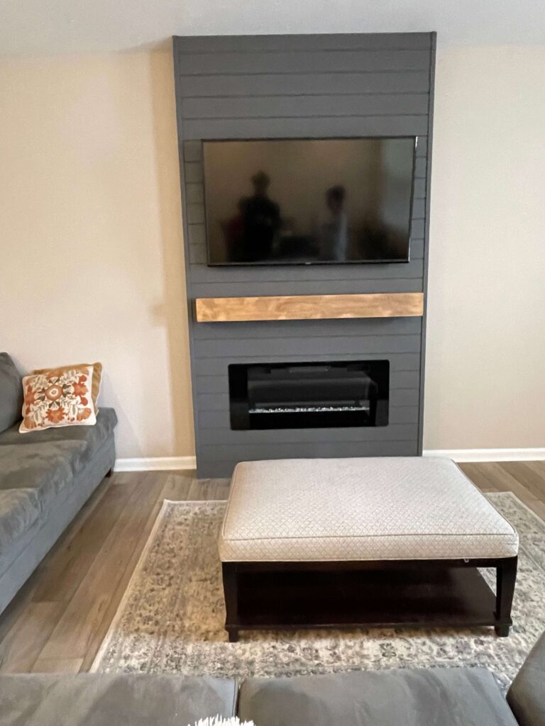 Elektrokamin Aufbau in Frankfurt – moderne Kaminwand mit Beleuchtung