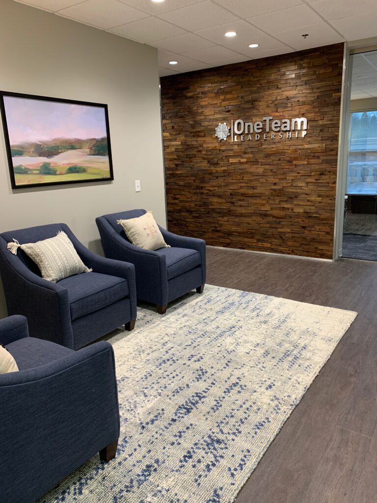 Gewerblicher Wartebereich mit Holz-Akzentwand – Innenausbau durch Majetic Raum & Ausbau für Geschäftskunden