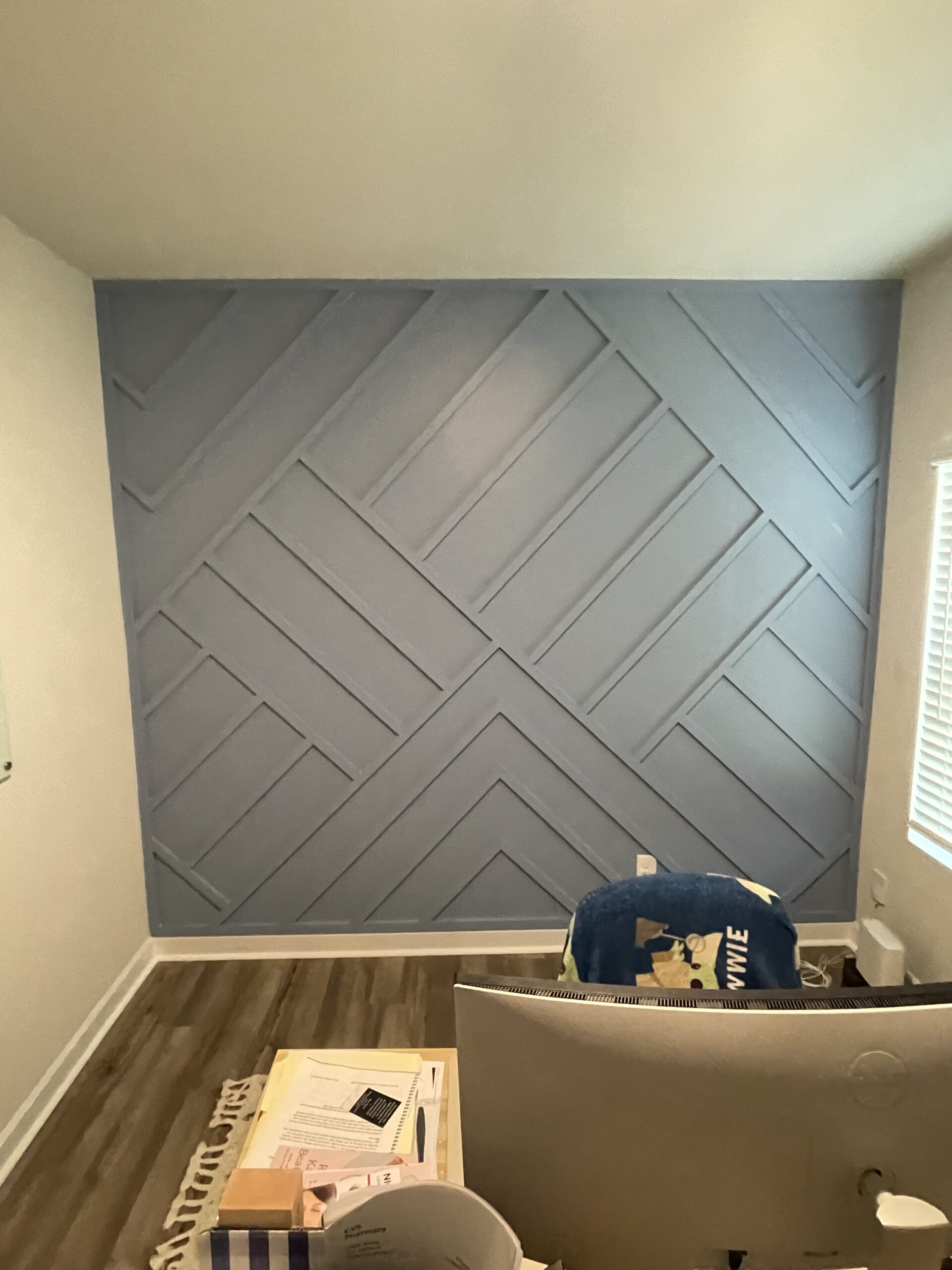 Moderne Akzentwand mit grauer geometrischer Zierleiste im Wohnbereich GrossZImmern