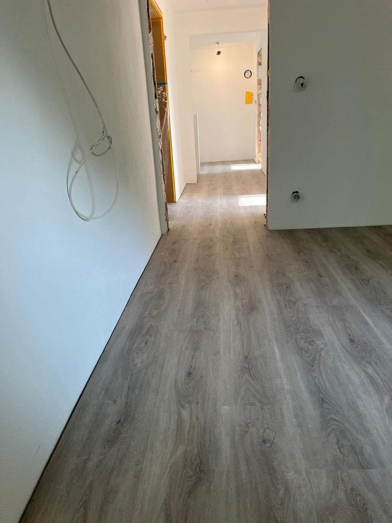 "Apartment hallway with new laminate flooring – Frankfurt project by Majetic Raum & Ausbau"