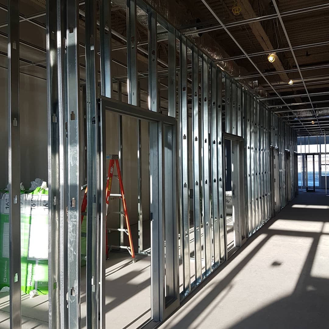 Trockenbau mit Metallständerwerk und abgehängter Decke – professioneller Wandaufbau durch Majetic Raum & Ausbau in Darmstadt