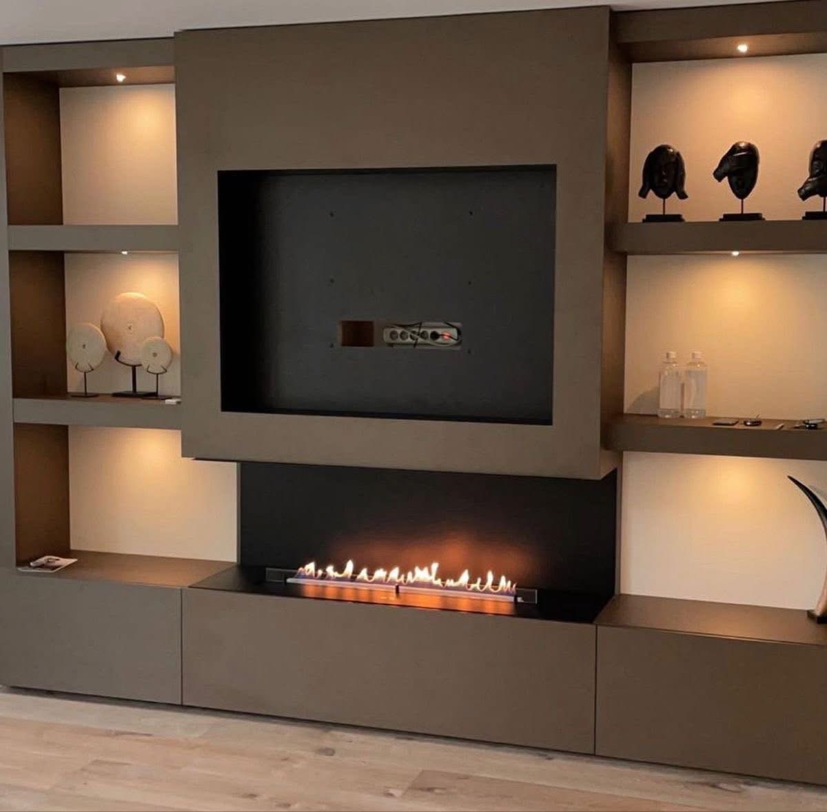 Moderne Kaminwand mit Elektrokamin und integrierten Regalen in Frankfurt Darmstadt Seeheim