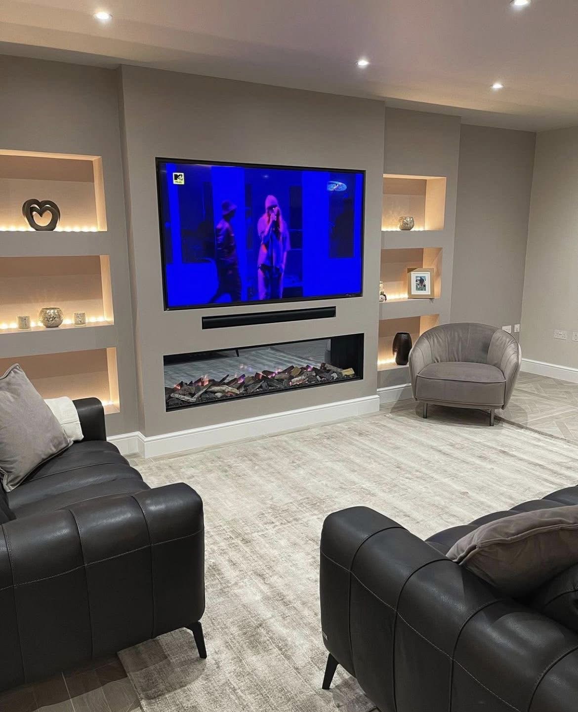 Moderne TV Wand mit Elektrokamin und beleuchteten Wandnischen in Frankfurt Darmstadt Seeheim