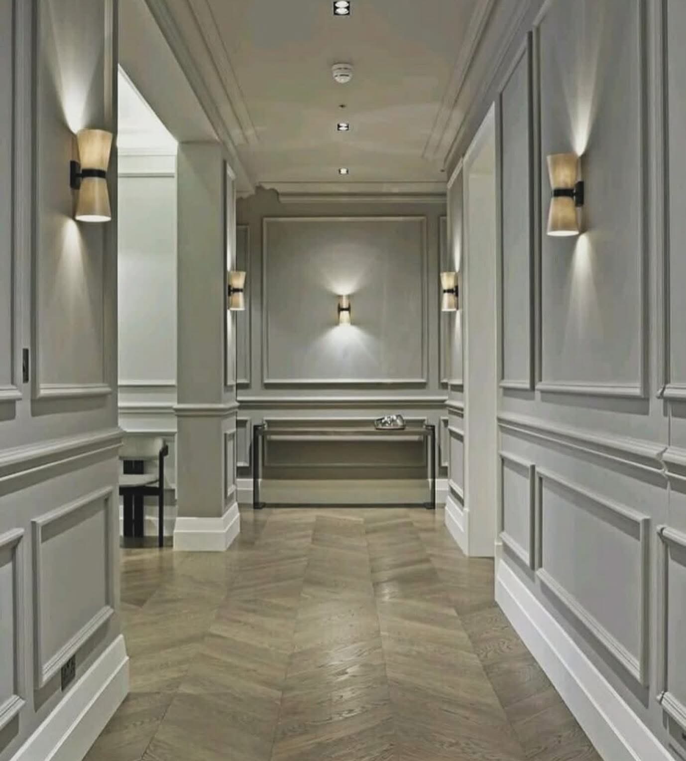 Klassische Wandgestaltung mit Zierleisten im Flur – moderne Wandverkleidung Frankfurt Darmstadt Seeheim