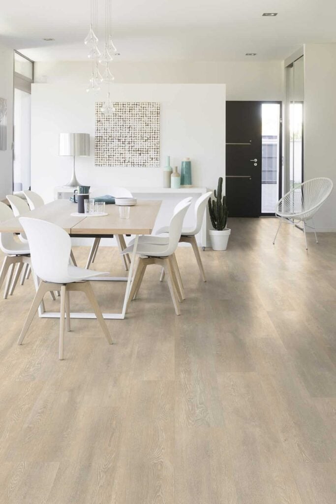 Moderner Vinyl- und Designboden in heller Holzoptik professionell verlegt in offenem Wohn- und Essbereich in Darmstadt & Frankfurt